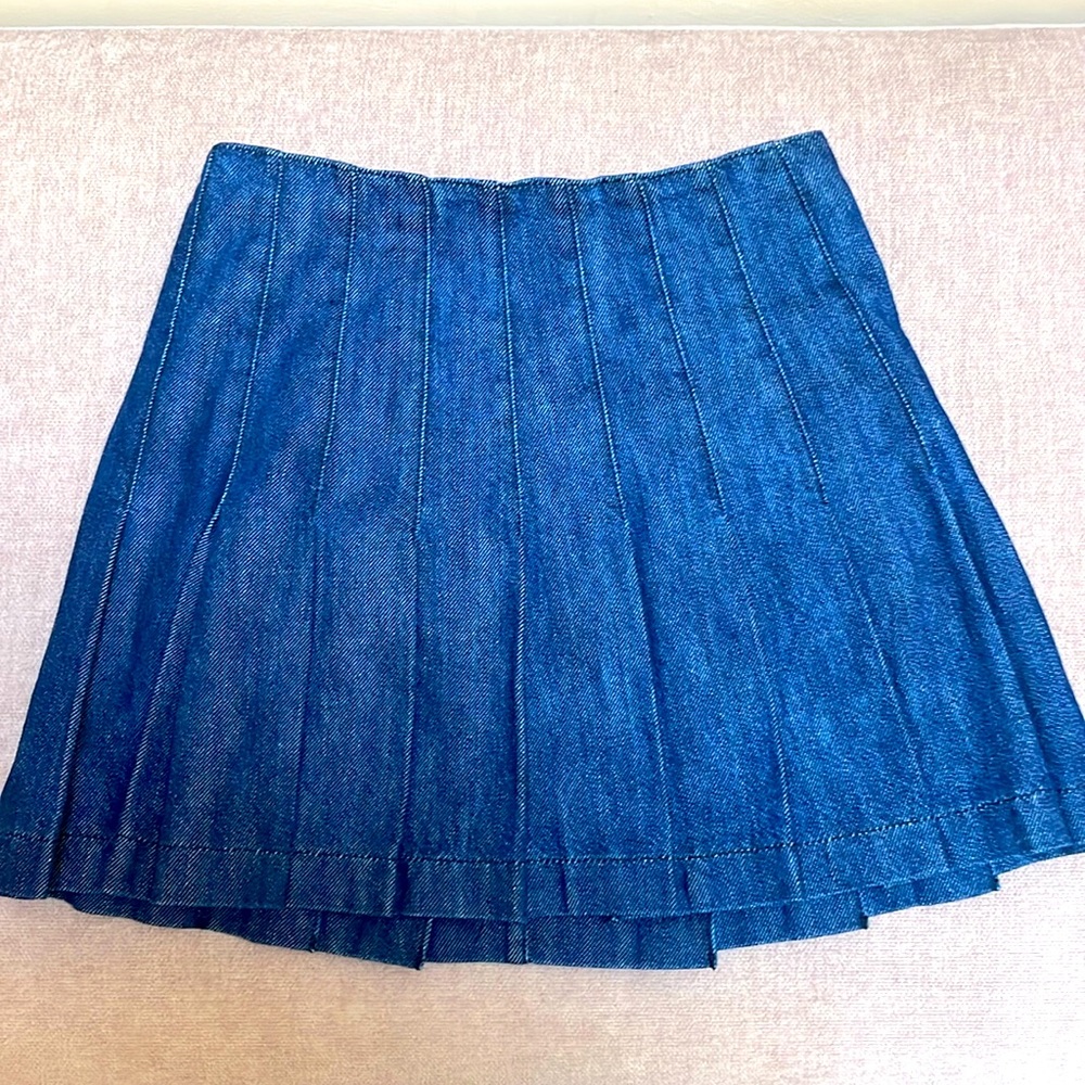 I love this skirt but it’s just a tad too small on me. Never worn. Super stylish